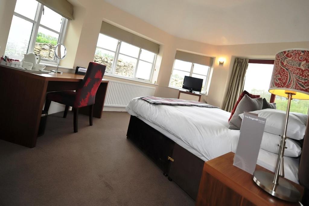 The Frogmill Hotel Shipton  Rum bild